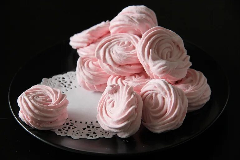 Зефирные розочки. Цветочки из зефира. Зефир розочки. Мк зефирные гортензии зефир. Зефирные розочки.