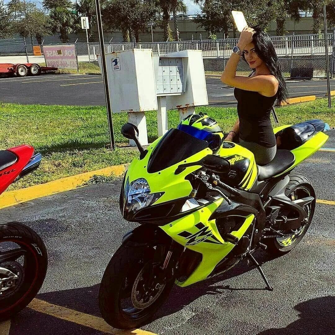 Спортбайки женские. Девушка на мотоцикле Сузуки. Девушка на мотоцикле белом Кавасаки z1000.