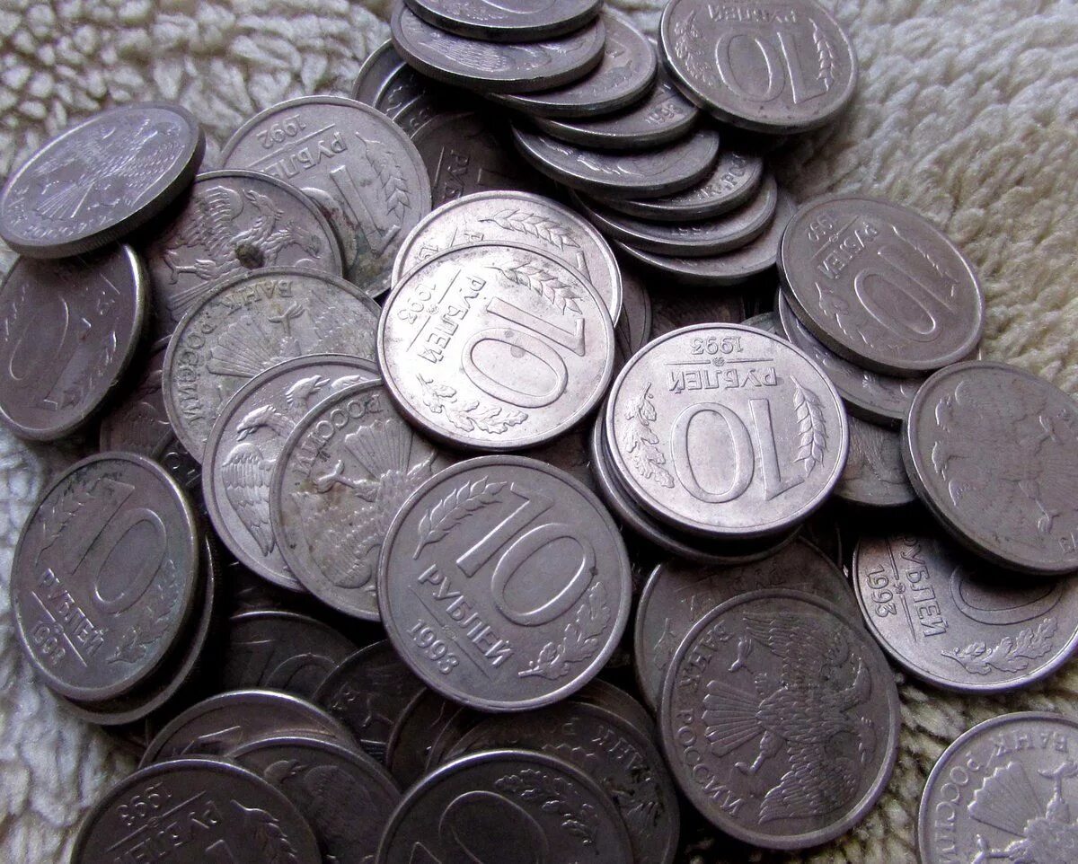 Копилка для десятирублевых монет. Чеканка монет рубли. 40 Тысяч монетами. Куча десятирублёвых монет.