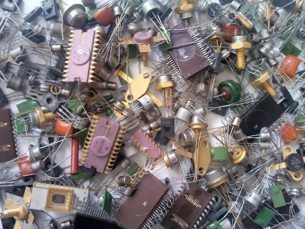 Микросхемы с позолотой. Платы содержащие. Платы содержащие. Прием радиодеталей. Компьютер агат 9 схема.