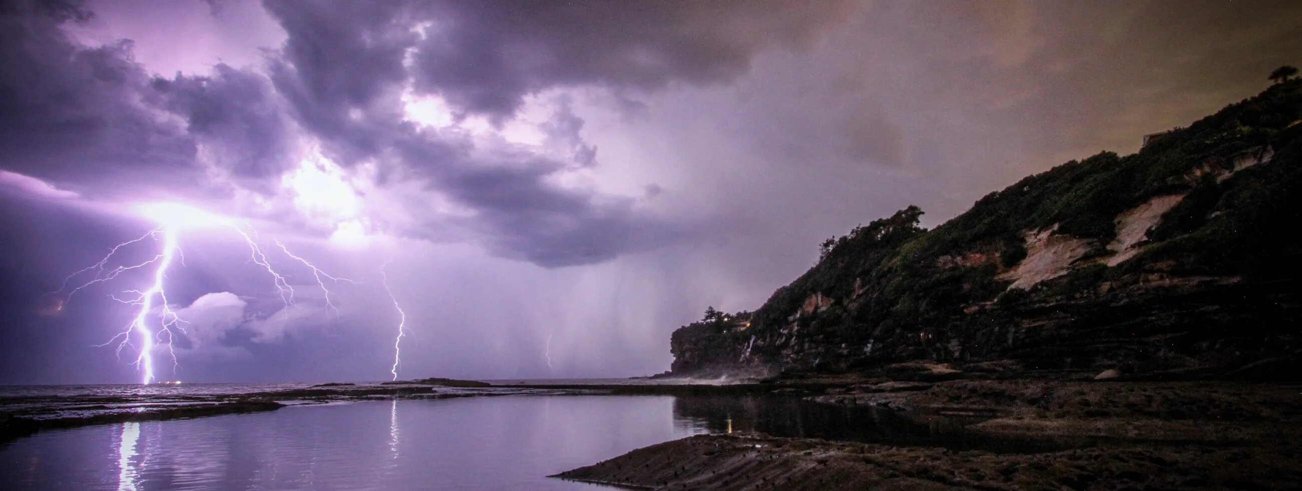 Пользоваться телефоном во время грозы. Буря на озере. Фото буря на озере. Безумное озеро буря. Rainy Storm Island.