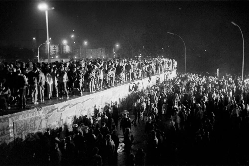 Революция в гдр. Революция 1989 года берлинская стена. митинг в гдр 1989 берлин. бархатная революция в германии 1989. революция в гдр 1989.