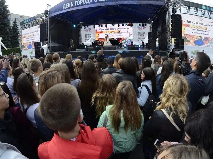 С днем города. Когда будет день челябинска. Новогодний салют челябинск. Челябинск концерт 9 мая у торгового центра. Салют день города челябинск.
