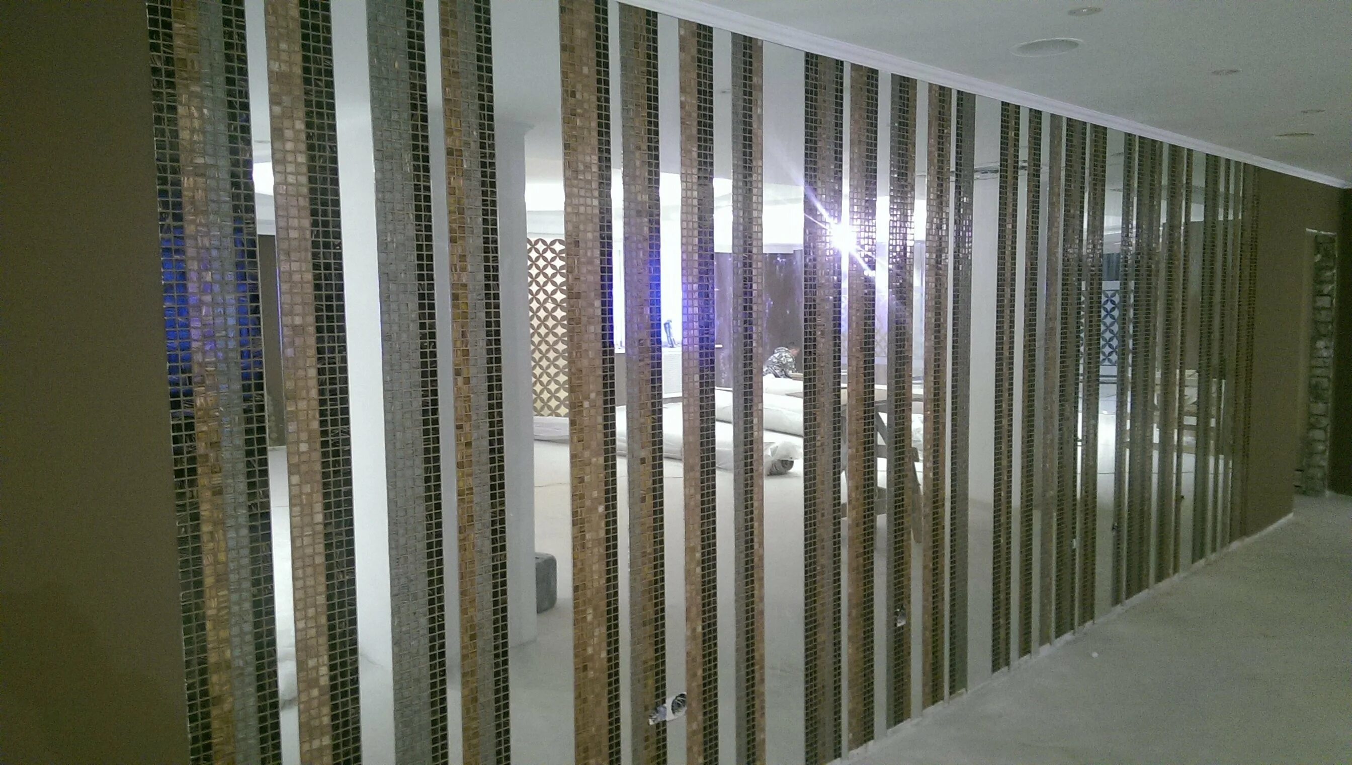 Зеркала в интерьере. Зеркальные полосы в интерьере. Зеркальное панно в интерьере. Зеркальные полоски на стену. Зеркальная полоса.