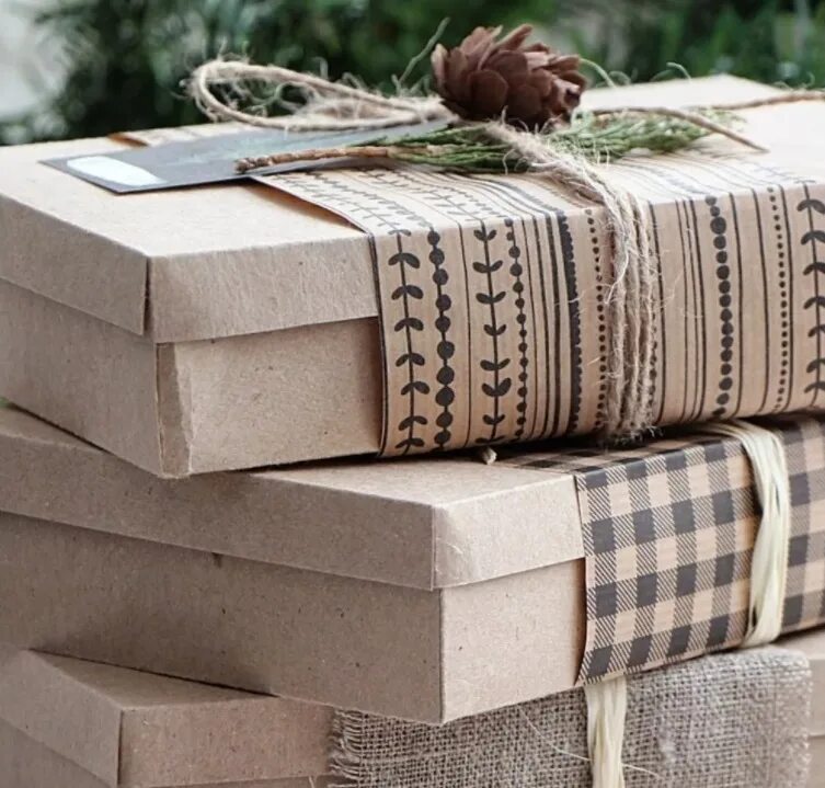 Завернуть подарок в бумагу. Лайфхак упаковка. Упаковка подарков в бумагу пошагово. Упаковка из подручных материалов. Лайфхак упаковка подарков.