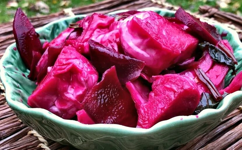 Как приготовить капусту лепестки роз. Рецепт капусты со свеклой чесноком. Капуста пелюстка со свеклой быстрого. Капуста по гурийски. Капуста пелюстка со свеклой быстрого.