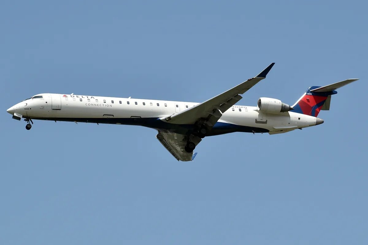 Самолет эр потугал. Mitsubishi crj-900lr. Mitsubishi crj. Mitsubishi crj. Bombardier regional jet 200.