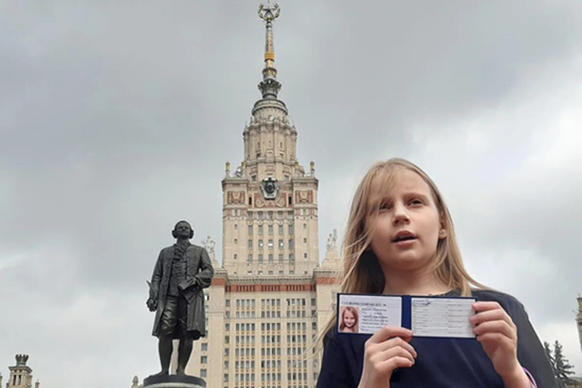 Девятилетней Алисы Тепляковой в МГУ. Алиса Теплякова студентка МГУ. Девятилетняя студентка МГУ Алиса. Вундеркинд в МГУ Алиса Теплякова.