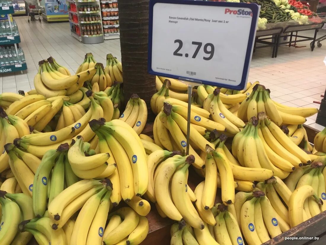 Где можно купит банан. Бананы Глобал Виладж. Бананы в магазине. Бананы производитель. Килограмм бананов.