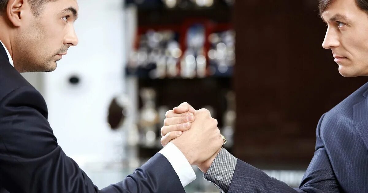 2 конкуренция предпринимателей. Бизнесмены спорят. конфликт в бизнесе. друзья бизнесмены. конкуренция.