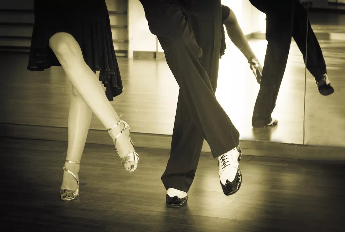 Где танцуют ногами. Танец ноги мужские. Пара танцоров. Современные модные танцы ногами. Быстрый танец ногами.