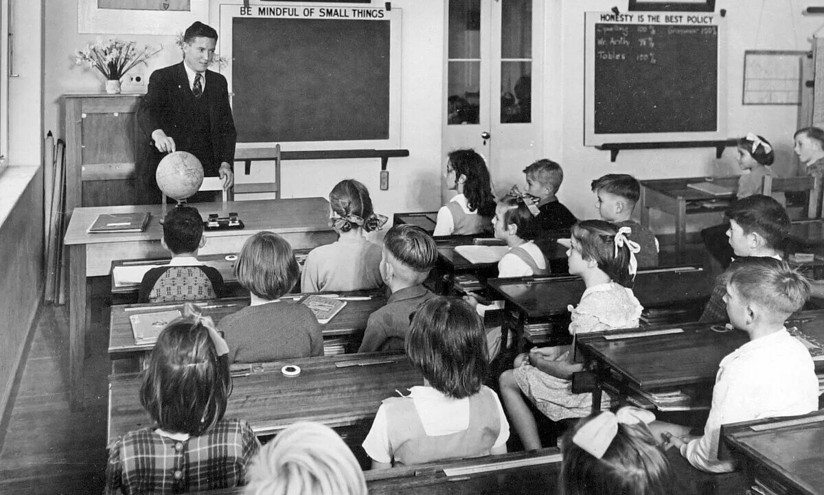 Школа 19 века сша. Британские школы в 20 веке. Schools in the past ответы. The school и school правило. School in the past.