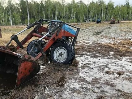 Трактор большой застрял