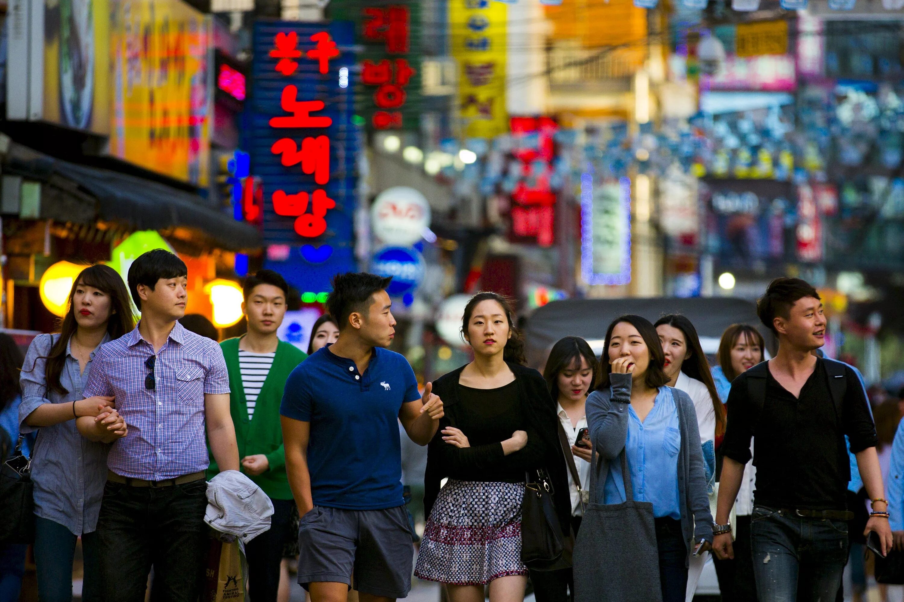 Сеул Южная Корея люди. Южная Корея Сеул население. Жители Южной Кореи. Южная Корея люди на улицах.