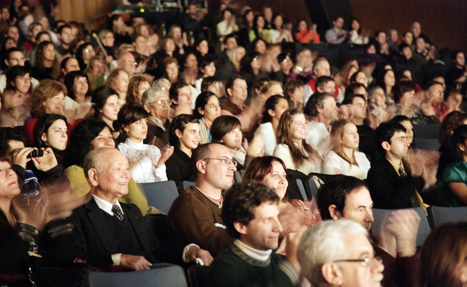 Зрители в театре. Люди в театре. Зрительный зал с людьми. Люди в зрительном зале. Просмотр спектакля зрителями