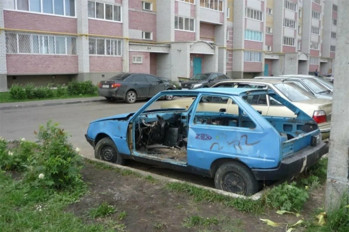 Машина не бросит. Машина не бросит. Брошенные авто спб. Кладбище заброшенных машин дубай. Символ z своих не бросаем.