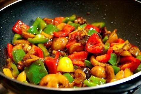 Грибы с овощами на сковороде