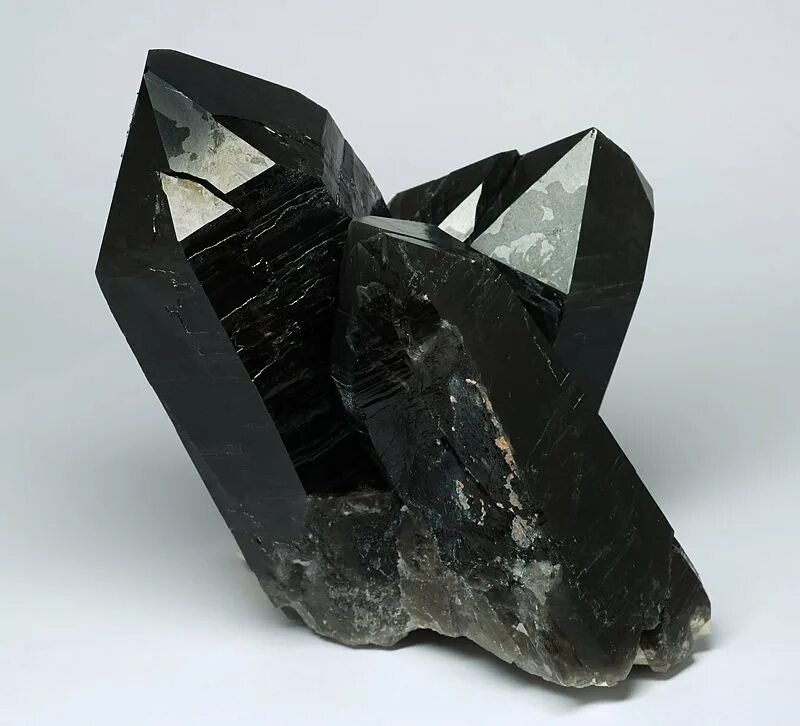 Черный кристалл какой цвет. Морион черный кварц. Кварц Морион минерал. Чёрный Морион камень. Камень черный кварц Морион.