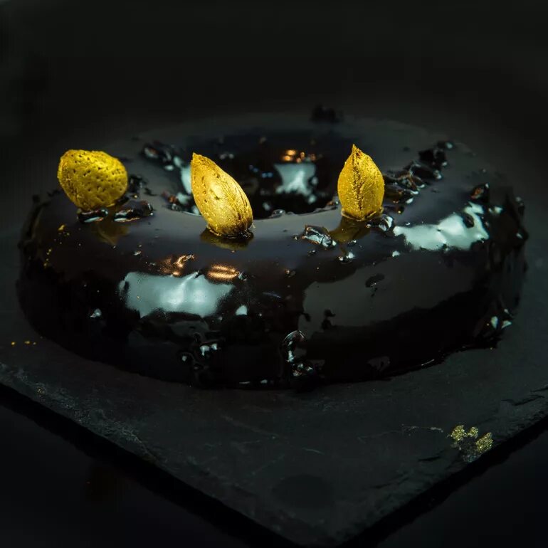 Черный глазурь. Черный муссовый торт. Черные муссовые торты. Шоколадный муссовый торт. Черный муссовый торт для мужчины.