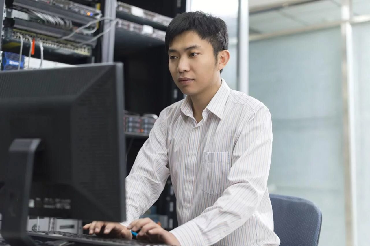 Software engineer is. Инженер программист. junior software engineer. software engineer portrait. software engineer кто это.