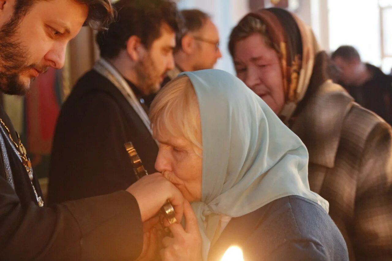 Прощеное воскресенье служба в храме. Прощение у священника. Прощеное воскресенье чин прощения. Воскресная школа прощенное воскресенье поделки. Высказывания святых о прощении.