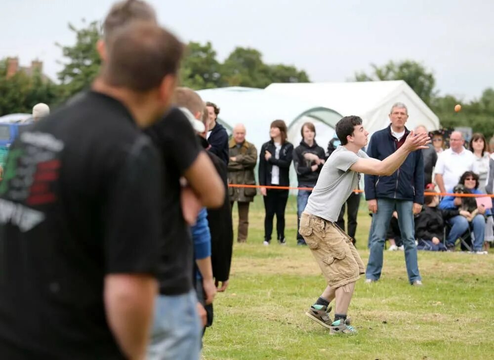 World Egg throwing Championship. Чемпионат по метанию яиц в Англии. Яичное многоборье в Великобритании. Чемпионат по метанию