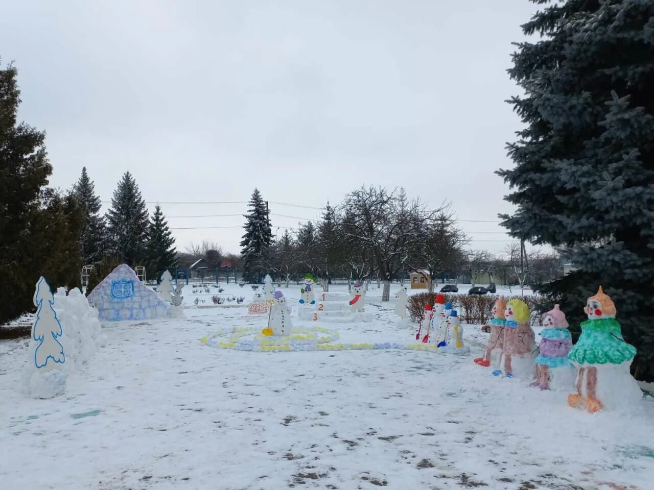 «снежный городок эколят» челябинская область. Эколята из снега. Снежный городок эколят в доу. «снежный городок эколят» челябинская область. Снежный городок эколята дошколята.