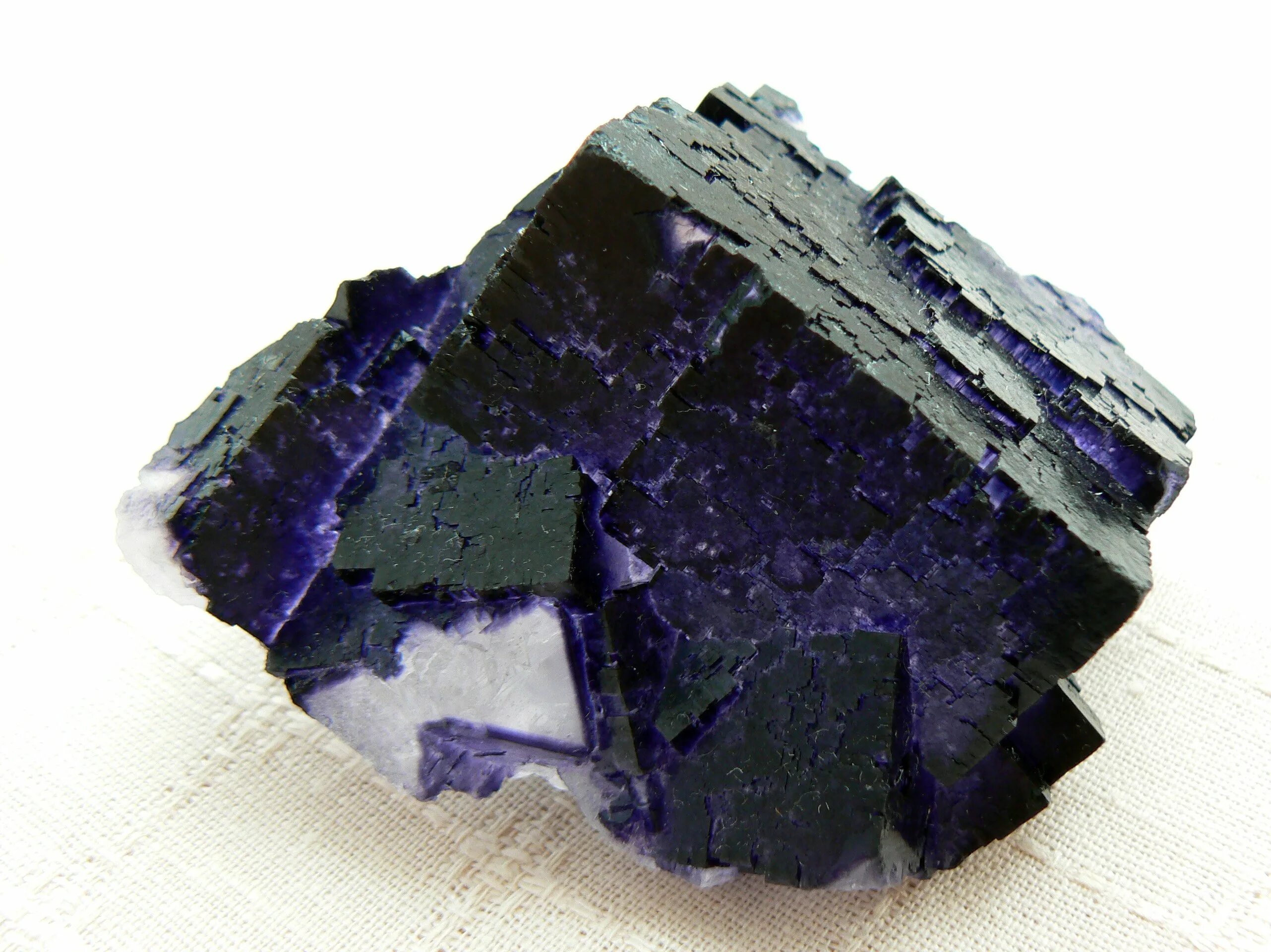 Марганец 18. Титан-циркониевых минералов. Ильменит минерал. Титан циркониевые руды. Ильменит Кристалл.