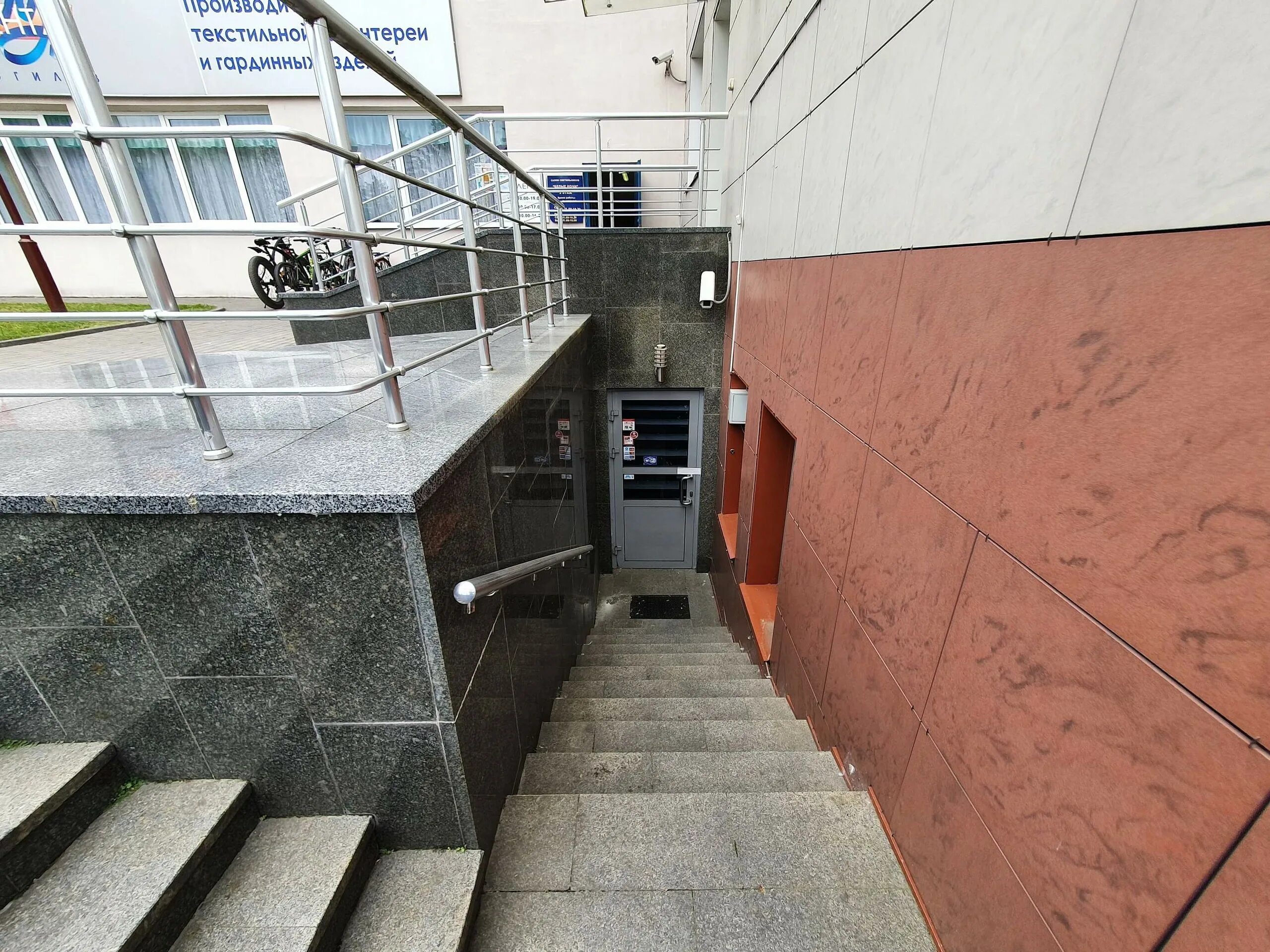 Сниму цокольное помещение. Медцентр в цокольном этаже. бизнес в полуподвальном помещении. арендаторы цокольных этажей. цокольное помещение в аренду.