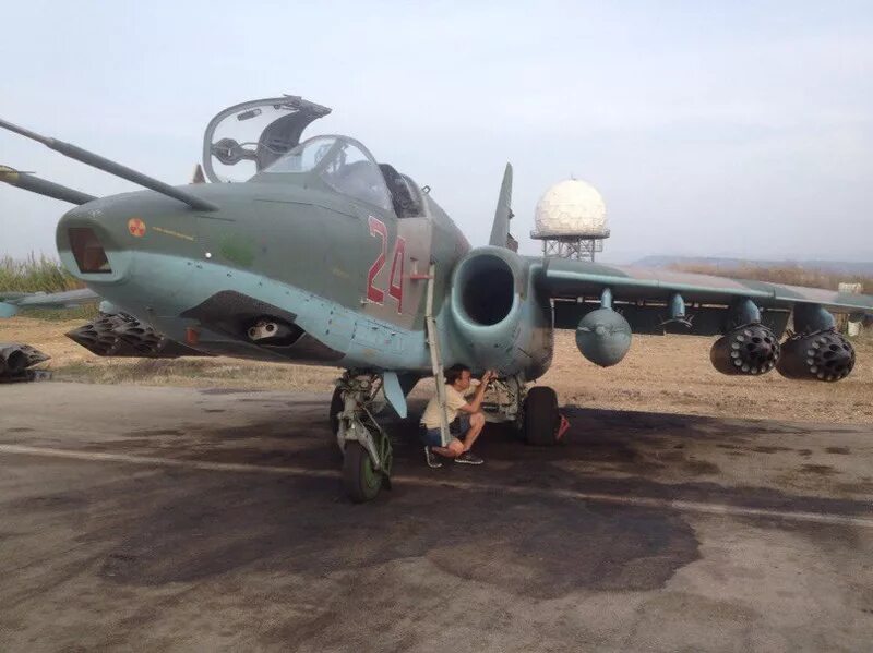 Фабы вкс россии. Фаб 500 на Су 25. Су-25 с вихрями. Су 25 крыло. Су-25 вооружение подвесное.