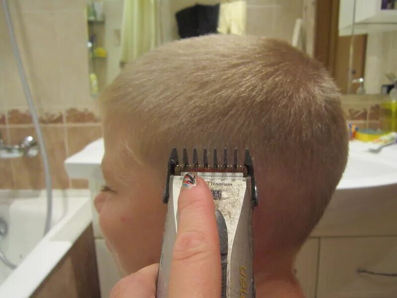 стрижка мальчика машинкой в домашних. стрижка под машинку для мальчика. детские стрижки. ирокез прическа для мальчиков 2 года. стрижка мальчика насадками.