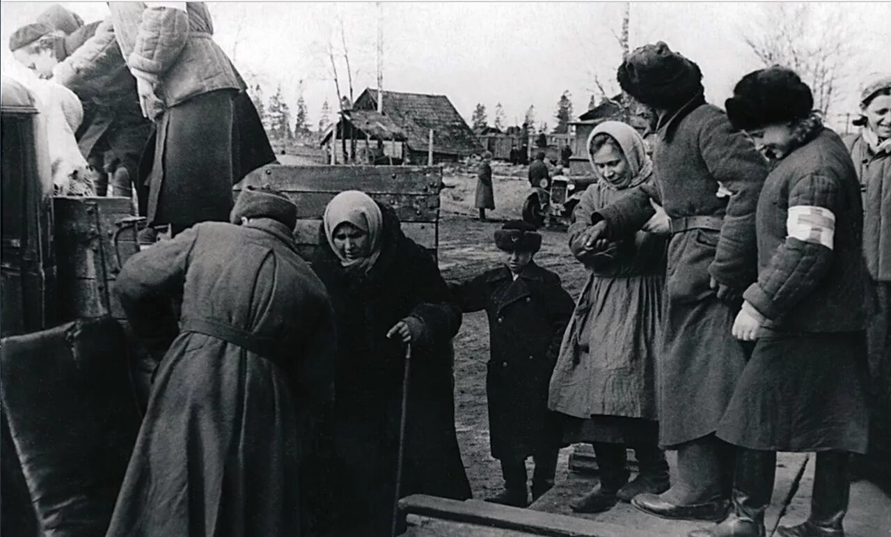 В военные годы переехали в. Эвакуация из блокадного Ленинграда 1942. Эвакуация населения из Ленинграда 1941. Эвакуация населения блокадного Ленинграда.