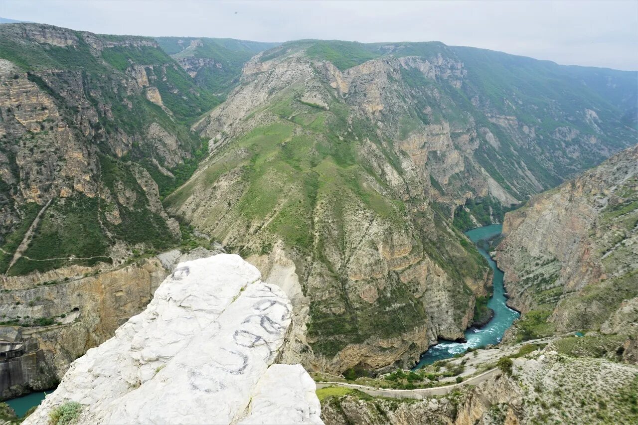 Махачкала экскурсия сулакский. Горы Дагестана Сулакский каньон. Чиркейская ГЭС Сулакский каньон. Сулакский каньон водопад. Сулакский каньон в Дагестане тарзанка.