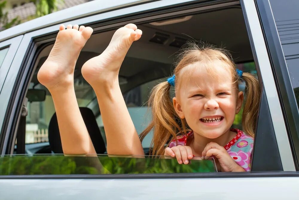 Маленькая девочка в машине. Девочки в машине маленькие сидят. Ребенок в машине радуется. Маленькие девочки в машине.