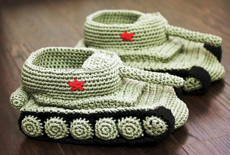 вязаный сувенир на 23 февраля. вязаный сувенир на 23 февраля. вязаные подарки на 23 февраля. вязаная игрушка танк. вязаные подарки на 23 февраля.