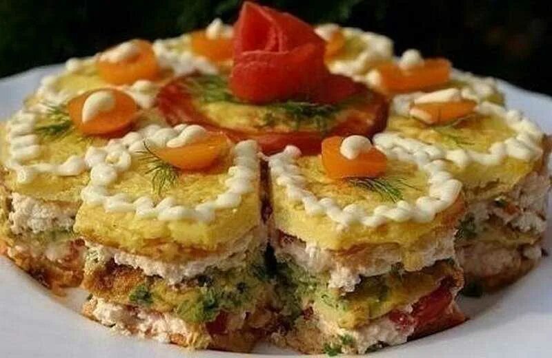 Пирог с колбасой и сыром в духовке. Сплаты на день рождеин. Красивые салаты. Открой новые рецепты. Пирог с сосисками и сыром.