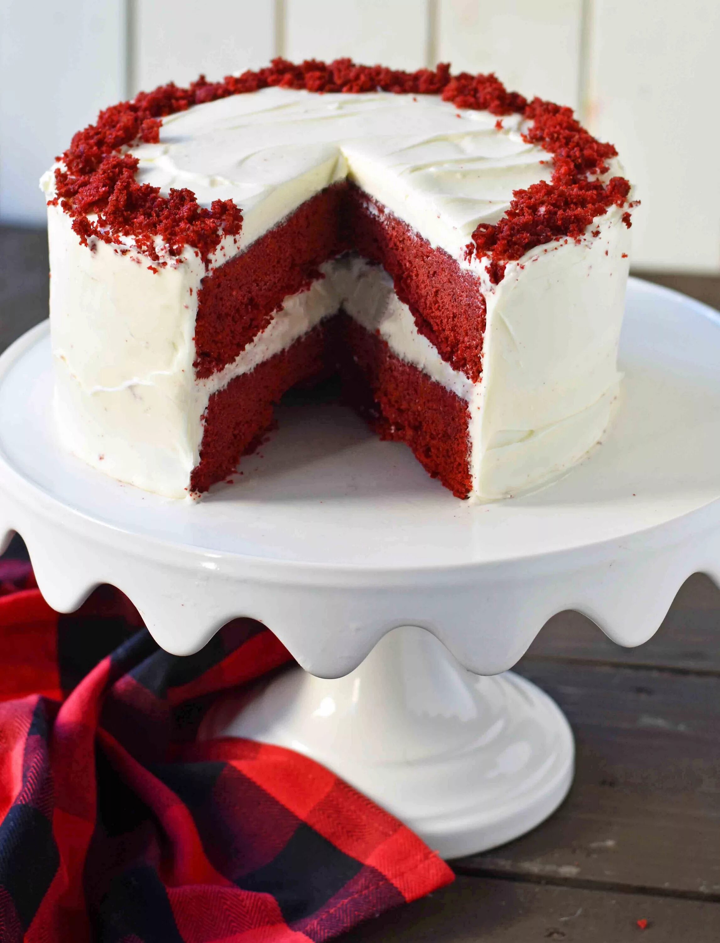 Приготовить торт красный бархат в домашних. Red Velvet торт. Торта "красный бархат" (Red Velvet).. Торт ред вельвет красный. Торт красный бархат Мирель.