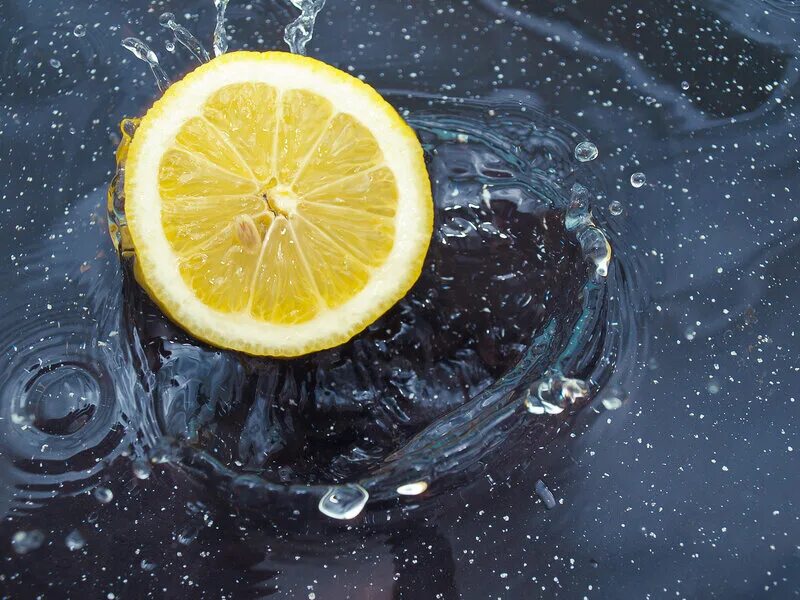 Вода с лимоном вечером. Вода с лимоном. Чистая вода с лимоном и льдом. Сердце вода с лимоном. Лимоны в воде картины.