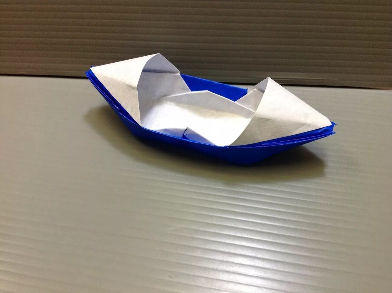 Кораблик из бумаги пускать. Бумажный кораблик оригами. Оригами кораблик лодочка. Кораблик из бумаги с парусом. Оригами кораблик парусник.