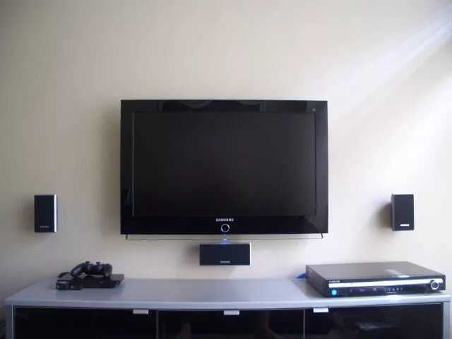 Кронштейн для телевизора. Установить плазму. Плазма филипс 50 дюймов. Кронштейн для телевизора в угол комнаты. Смарт телевизор на стену.