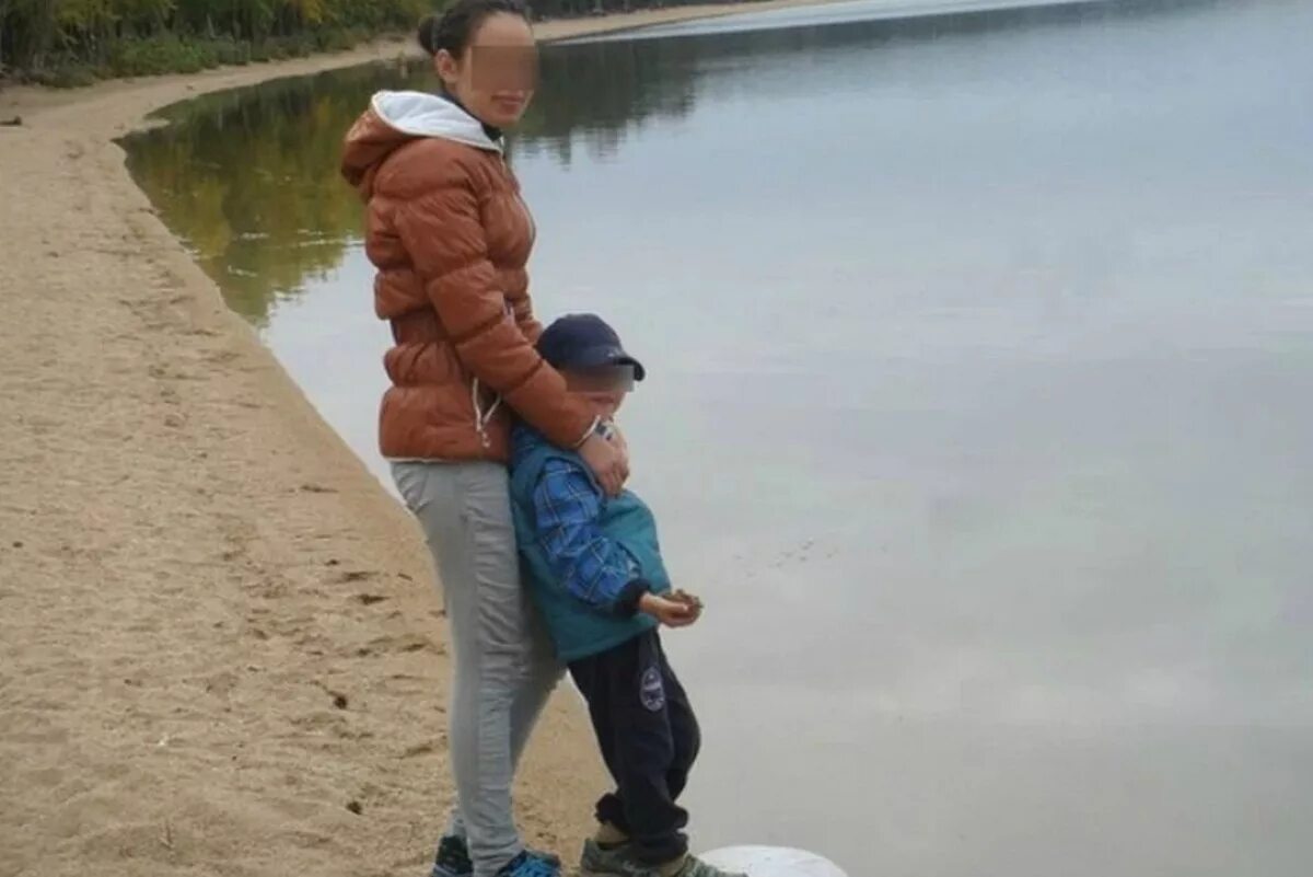 Стоять на гречке коленями. Стоять на гречке коленями. Гречка ребенок стоял. Мальчик стоял на гпечкк. Гречка ребенок стоял.