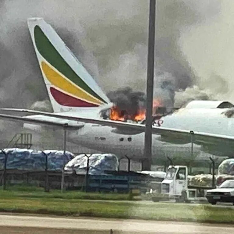 Et 761 ethiopian airlines. Боинг 761. Пожар Боинг 777. Et 761 Boeing 787.