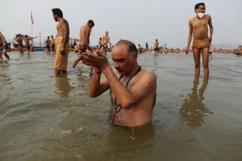 Thousands gather at Hindu festival in India as virus surges 