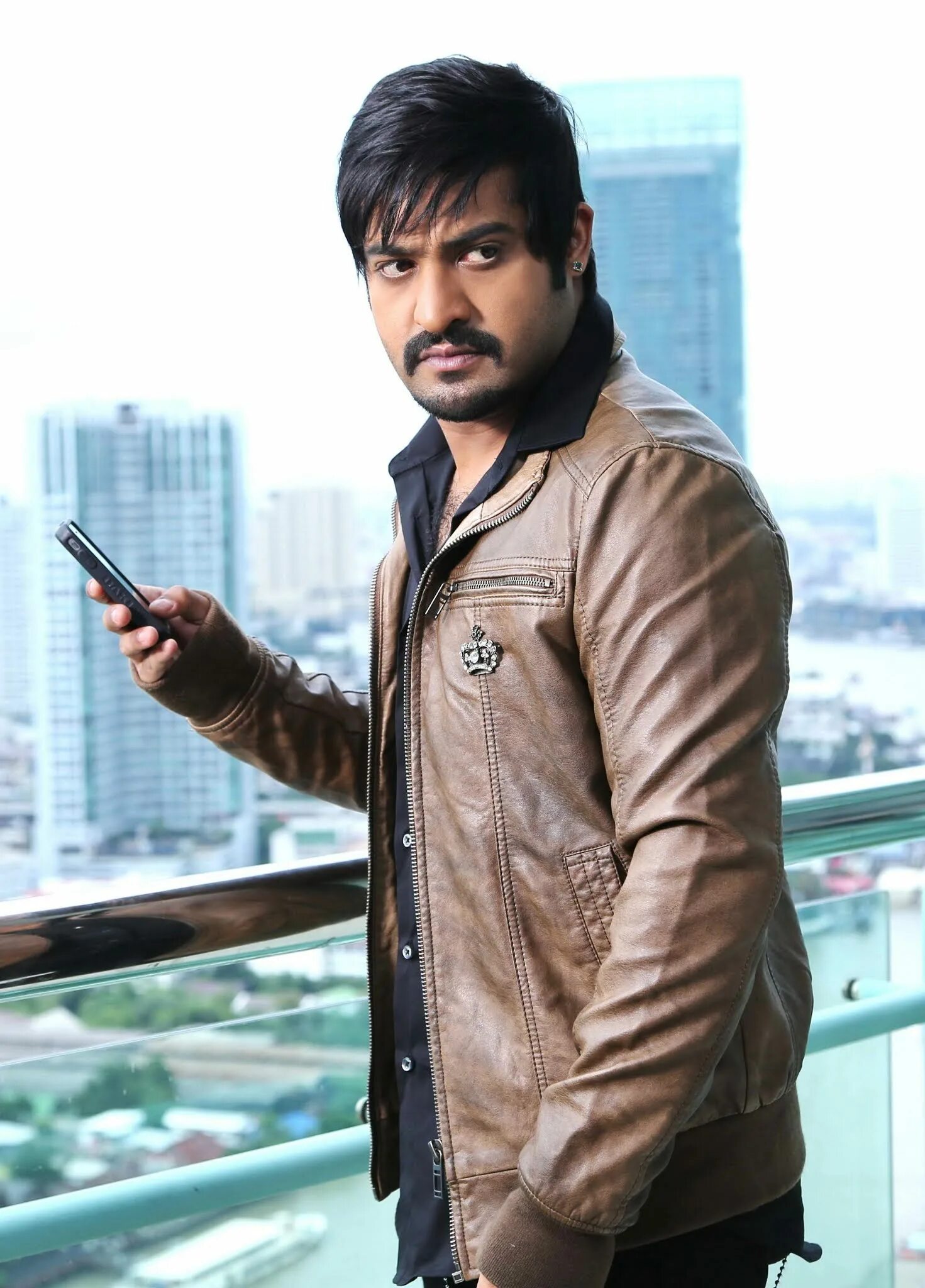 Н. Столкновение индийский фильм 2010 актёры. Нандамури тарака рама рао фильмы. Т р мл. Т.