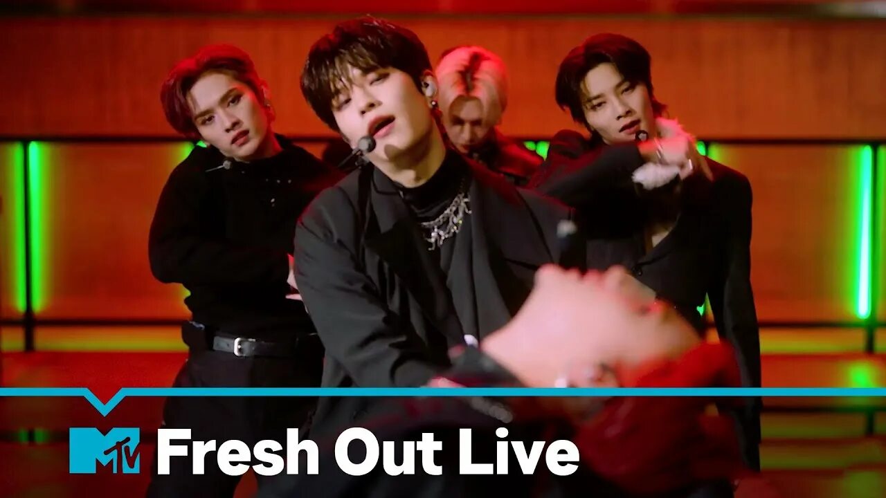 Группа stray kids 2020. Стрей кидс прямой эфир. Стрей кидс прямой эфир. Хёнджин инстаграм 2022. Хван хёнджин с красными волосами.