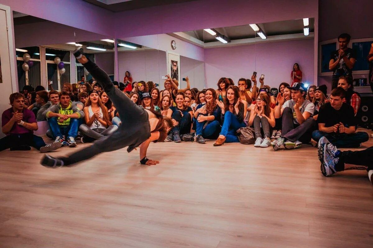 Школа танцев цена. Trix Family школа танцев Москва. Студия Трикс танцы. Современные танцы. Студия танцев.