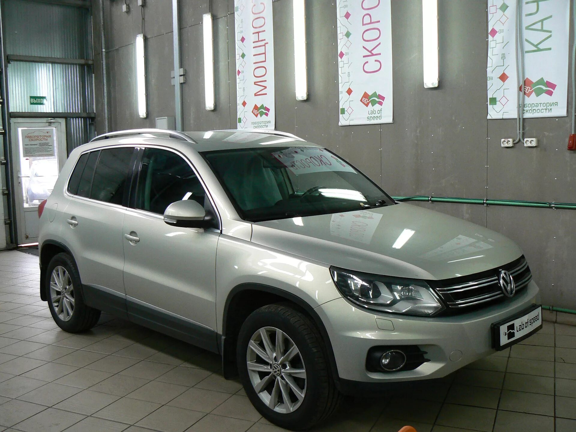 Volkswagen tiguan 2.0 tdi. Тигуан 2.0 TDI. Тигуан 2 2.0 TDI. Tiguan 2/0 TDI 2010. Тигуан 2,0 АТ 2012.