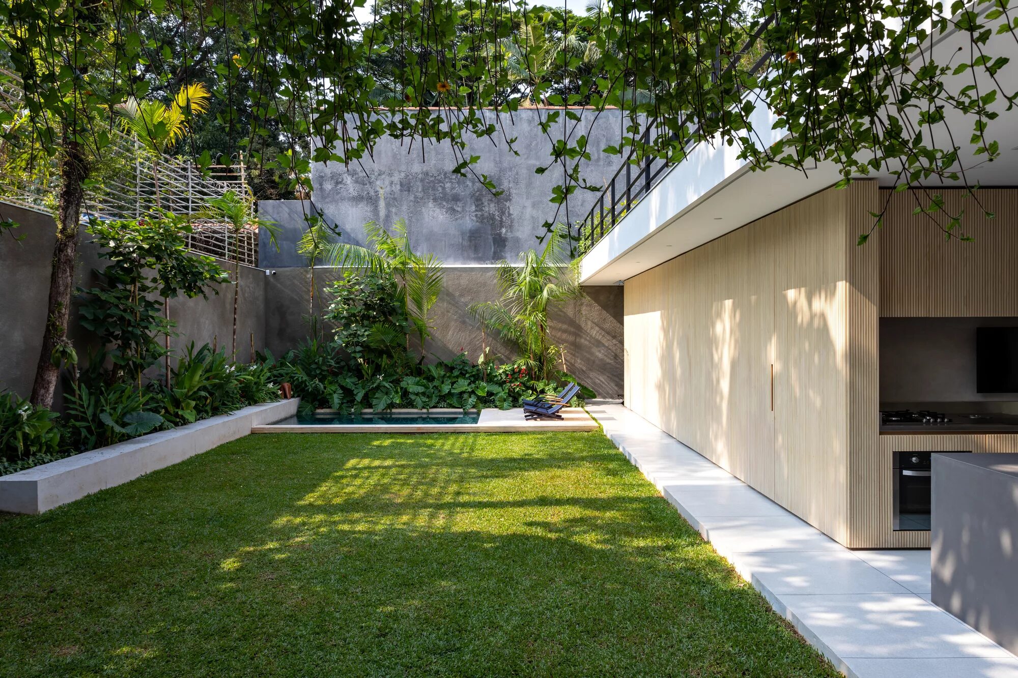 коттеджи с внутренним двориком. дом с внутренним двором. дома по периметру участка. п образный дом. архдейли архитектура с внутренним двориком.