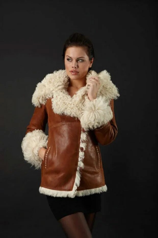 дубленка рыжая короткая. дубленка с белым мехом женская. дубленка с белым мехом. рыжая дубленка. рыжая кожаная куртка с мехом.