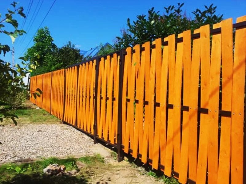 Как сделать дешевый забор. Оригинальный деревянный забор. Деревянный забор для дачи. Дешевый и красивый забор. Необычный деревянный забор.